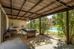 Immobilier Pellegrue 36 Maison d'artiste à Pellegrue photographiée par Jean-Luc Renouil, photographe immobilier et pilote de drone en Dordogne.