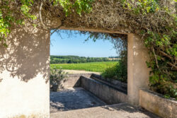 Immobilier Pellegrue 32 Maison d'artiste à Pellegrue photographiée par Jean-Luc Renouil, photographe immobilier et pilote de drone en Dordogne.
