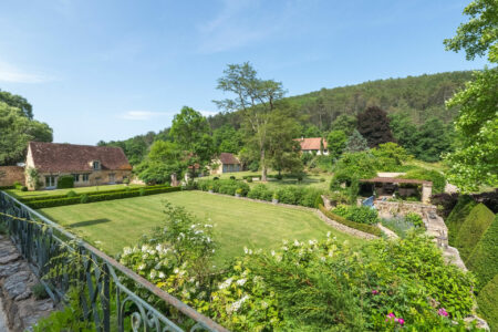 Grand domaine à Mauzens et Miremont photographié par Jean-Luc Renouil, photographe immobilier et pilote de drone en Dordogne.