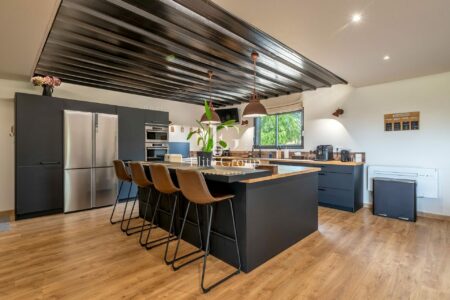 Maison contemporaine en bois photographié par Jean-Luc Renouil photographe immobilier et pilote de drone en Dordogne.