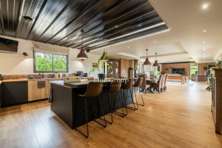 Maison contemporaine en bois photographié par Jean-Luc Renouil photographe immobilier et pilote de drone en Dordogne.