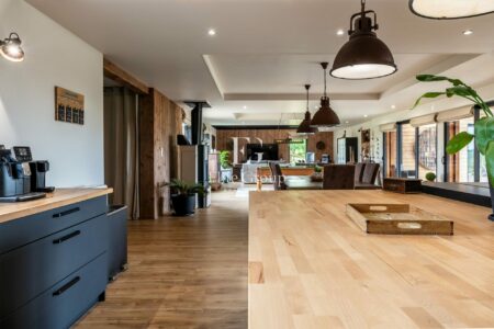 Maison contemporaine en bois photographié par Jean-Luc Renouil photographe immobilier et pilote de drone en Dordogne.