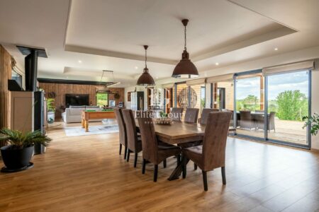 Maison contemporaine en bois photographié par Jean-Luc Renouil photographe immobilier et pilote de drone en Dordogne.