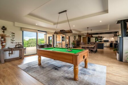 Maison contemporaine en bois photographié par Jean-Luc Renouil photographe immobilier et pilote de drone en Dordogne.