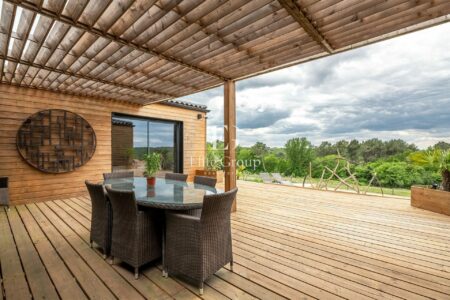 Maison contemporaine en bois photographié par Jean-Luc Renouil photographe immobilier et pilote de drone en Dordogne.