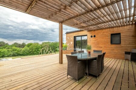 Maison contemporaine en bois photographié par Jean-Luc Renouil photographe immobilier et pilote de drone en Dordogne.