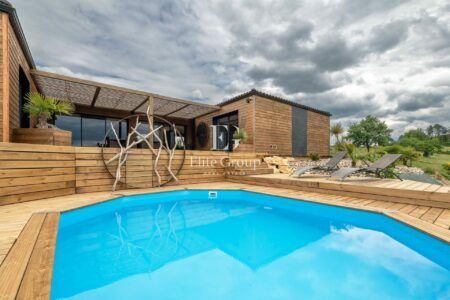 Maison contemporaine en bois photographié par Jean-Luc Renouil photographe immobilier et pilote de drone en Dordogne.