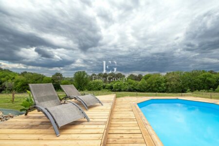 Maison contemporaine en bois photographié par Jean-Luc Renouil photographe immobilier et pilote de drone en Dordogne.