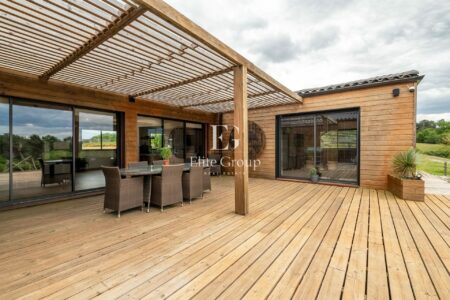 Maison contemporaine en bois photographié par Jean-Luc Renouil photographe immobilier et pilote de drone en Dordogne.