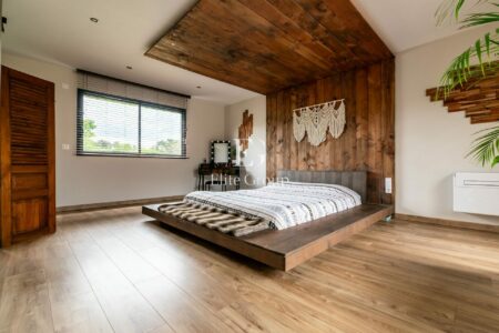 Maison contemporaine en bois photographié par Jean-Luc Renouil photographe immobilier et pilote de drone en Dordogne.