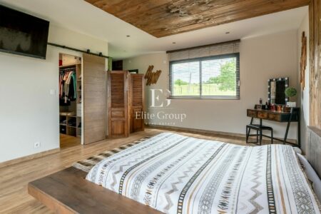 Maison contemporaine en bois photographié par Jean-Luc Renouil photographe immobilier et pilote de drone en Dordogne.