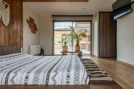Maison contemporaine en bois photographié par Jean-Luc Renouil photographe immobilier et pilote de drone en Dordogne.