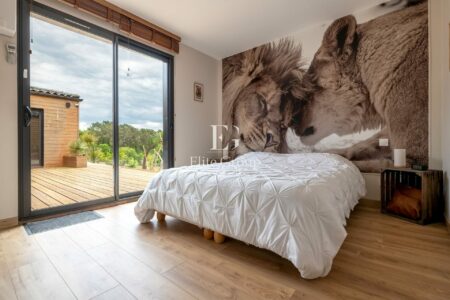 Maison contemporaine en bois photographié par Jean-Luc Renouil photographe immobilier et pilote de drone en Dordogne.