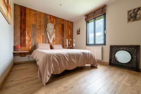 Maison contemporaine en bois photographié par Jean-Luc Renouil photographe immobilier et pilote de drone en Dordogne.