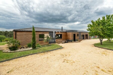 Maison contemporaine en bois photographié par Jean-Luc Renouil photographe immobilier et pilote de drone en Dordogne.