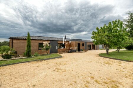 Maison contemporaine en bois photographié par Jean-Luc Renouil photographe immobilier et pilote de drone en Dordogne.