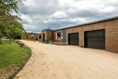 Maison contemporaine en bois photographié par Jean-Luc Renouil photographe immobilier et pilote de drone en Dordogne.