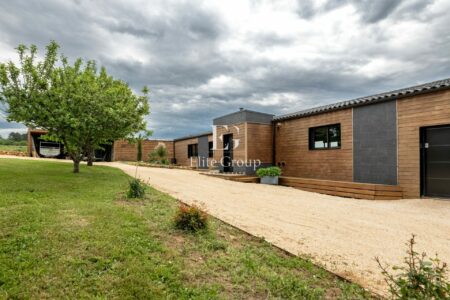 Maison contemporaine en bois photographié par Jean-Luc Renouil photographe immobilier et pilote de drone en Dordogne.
