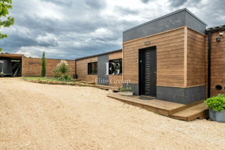 Maison contemporaine en bois photographié par Jean-Luc Renouil photographe immobilier et pilote de drone en Dordogne.