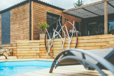 Maison contemporaine en bois photographié par Jean-Luc Renouil photographe immobilier et pilote de drone en Dordogne.