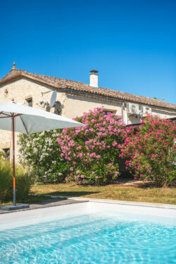 Immobilier Pellegrue 21 Maison d'artiste à Pellegrue photographiée par Jean-Luc Renouil, photographe immobilier et pilote de drone en Dordogne.