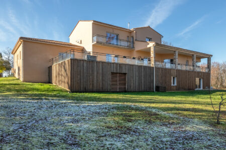 Immobilier Montignac 8 Magnifique villa surplombant Montignac Lascaux photographiée par Jean-Luc Renouil photographe immobilier et pilote de drone en Dordogne.