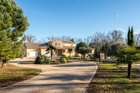 Immobilier Montignac 11 Magnifique villa surplombant Montignac Lascaux photographiée par Jean-Luc Renouil photographe immobilier et pilote de drone en Dordogne.