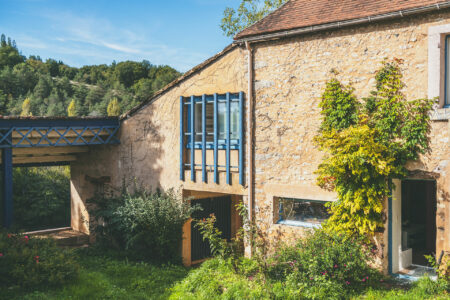 Maison atypique à Rouffignac photographiée par Jean-Luc Renouil, photographe immobilier et pilote de drone en Dordogne.