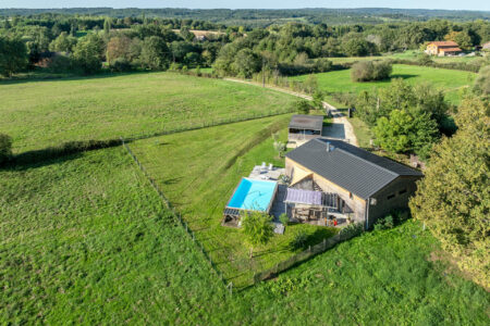 Maison en bois à Couze-Saint-Front photographiée par Jean-Luc Renouil, photographe et pilote de drone en Dordogne.