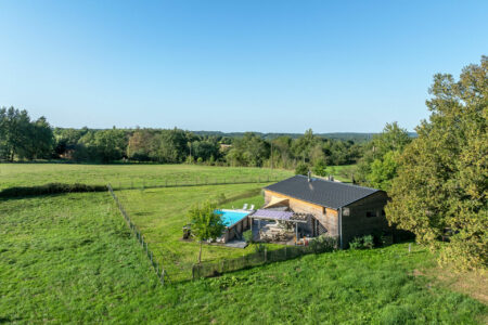 Maison en bois à Couze-Saint-Front photographiée par Jean-Luc Renouil, photographe et pilote de drone en Dordogne.