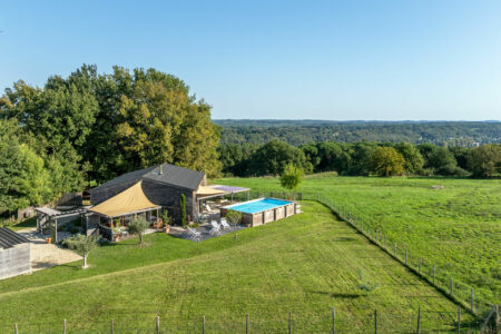 Maison en bois à Couze-Saint-Front photographiée par Jean-Luc Renouil, photographe et pilote de drone en Dordogne.