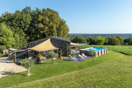Maison en bois à Couze-Saint-Front photographiée par Jean-Luc Renouil, photographe et pilote de drone en Dordogne.