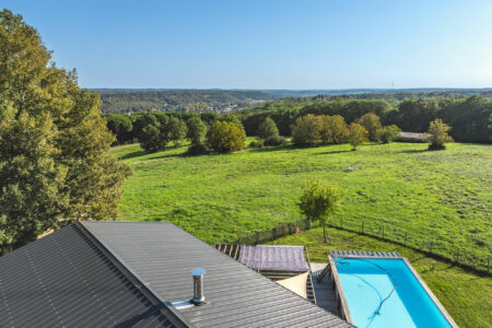 Maison en bois à Couze-Saint-Front photographiée par Jean-Luc Renouil, photographe et pilote de drone en Dordogne.