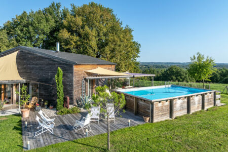 Maison en bois à Couze-Saint-Front photographiée par Jean-Luc Renouil, photographe et pilote de drone en Dordogne.