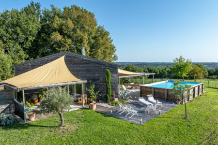 Maison en bois à Couze-Saint-Front photographiée par Jean-Luc Renouil, photographe et pilote de drone en Dordogne.