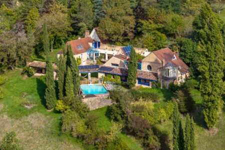 Maison atypique à Rouffignac photographiée par Jean-Luc Renouil, photographe immobilier et pilote de drone en Dordogne.