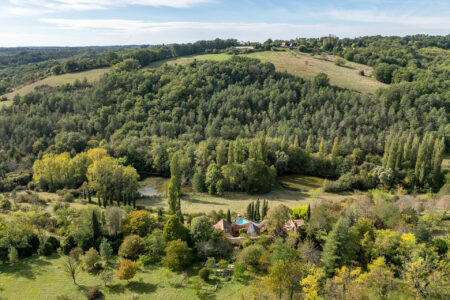 Maison atypique à Rouffignac photographiée par Jean-Luc Renouil, photographe immobilier et pilote de drone en Dordogne.