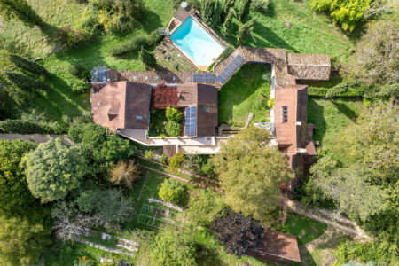 Maison atypique à Rouffignac photographiée par Jean-Luc Renouil, photographe immobilier et pilote de drone en Dordogne.