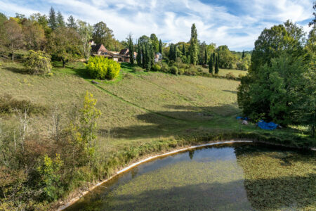 Maison atypique à Rouffignac photographiée par Jean-Luc Renouil, photographe immobilier et pilote de drone en Dordogne.