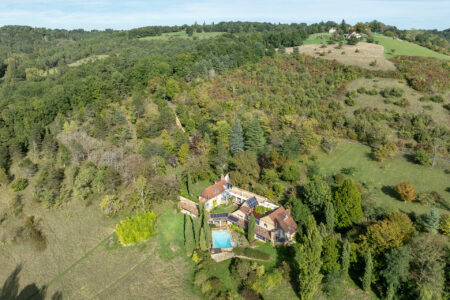 Maison atypique à Rouffignac photographiée par Jean-Luc Renouil, photographe immobilier et pilote de drone en Dordogne.