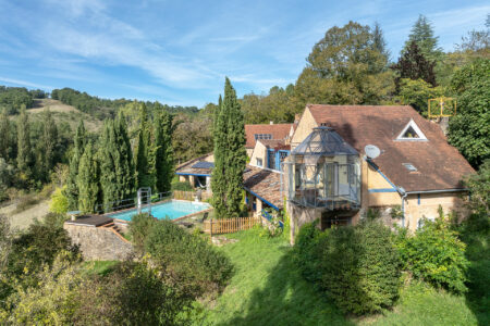 Maison atypique à Rouffignac photographiée par Jean-Luc Renouil, photographe immobilier et pilote de drone en Dordogne.