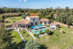 Superbe villa contemporaine photographiée par Jean-Luc Renouil, photographe immobilier et pilote de drone en Dordogne