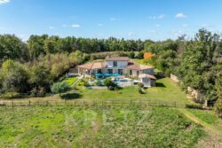 Superbe villa contemporaine photographiée par Jean-Luc Renouil, photographe immobilier et pilote de drone en Dordogne
