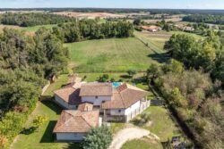 Superbe villa contemporaine photographiée par Jean-Luc Renouil, photographe immobilier et pilote de drone en Dordogne