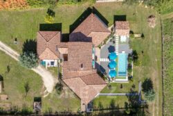 Superbe villa contemporaine photographiée par Jean-Luc Renouil, photographe immobilier et pilote de drone en Dordogne