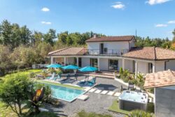 Superbe villa contemporaine photographiée par Jean-Luc Renouil, photographe immobilier et pilote de drone en Dordogne