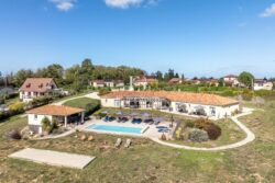 Maison contemporaine proche de Sarlat photographiée par Jean-Luc Renouil photographe immobilier et pilote de drone en Dordogne.