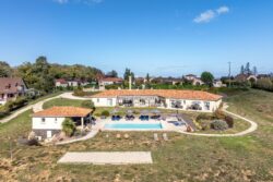 Maison contemporaine proche de Sarlat photographiée par Jean-Luc Renouil photographe immobilier et pilote de drone en Dordogne.
