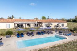 Maison contemporaine proche de Sarlat photographiée par Jean-Luc Renouil photographe immobilier et pilote de drone en Dordogne.