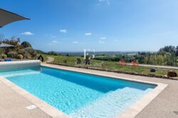 Maison contemporaine proche de Sarlat photographiée par Jean-Luc Renouil photographe immobilier et pilote de drone en Dordogne.